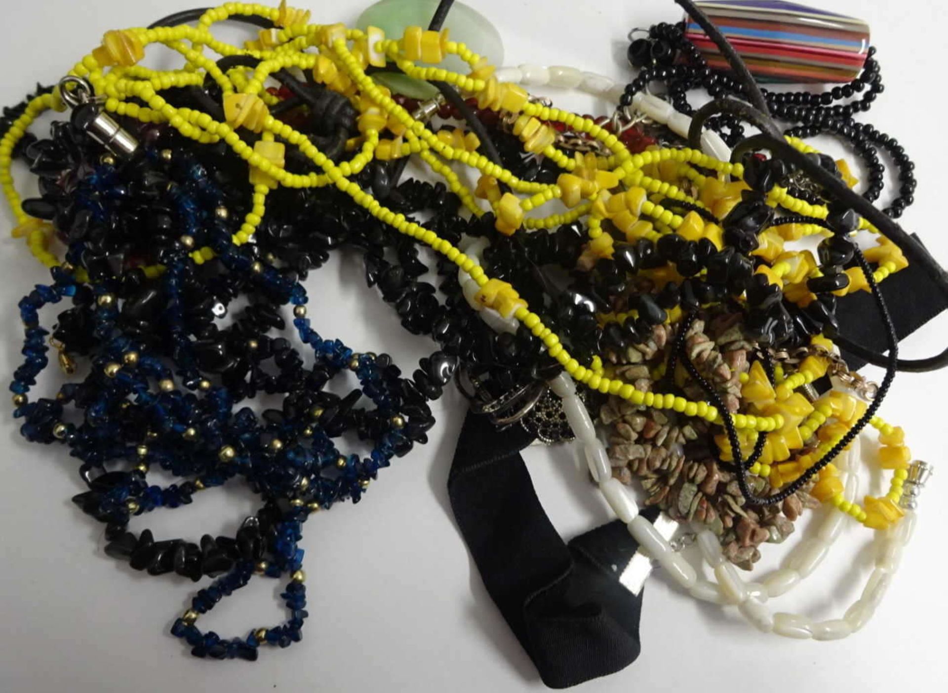 Modeschmuckkonvolut dabei Ketten, Broschen, etc.Costume jewelry bundles including necklaces,