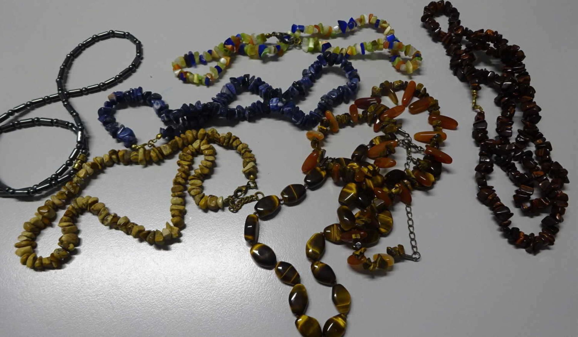 Lot Edelsteinketten, insg. 7 Stück, verschiedene ModelleLot of gemstone chains, total 7 pieces,