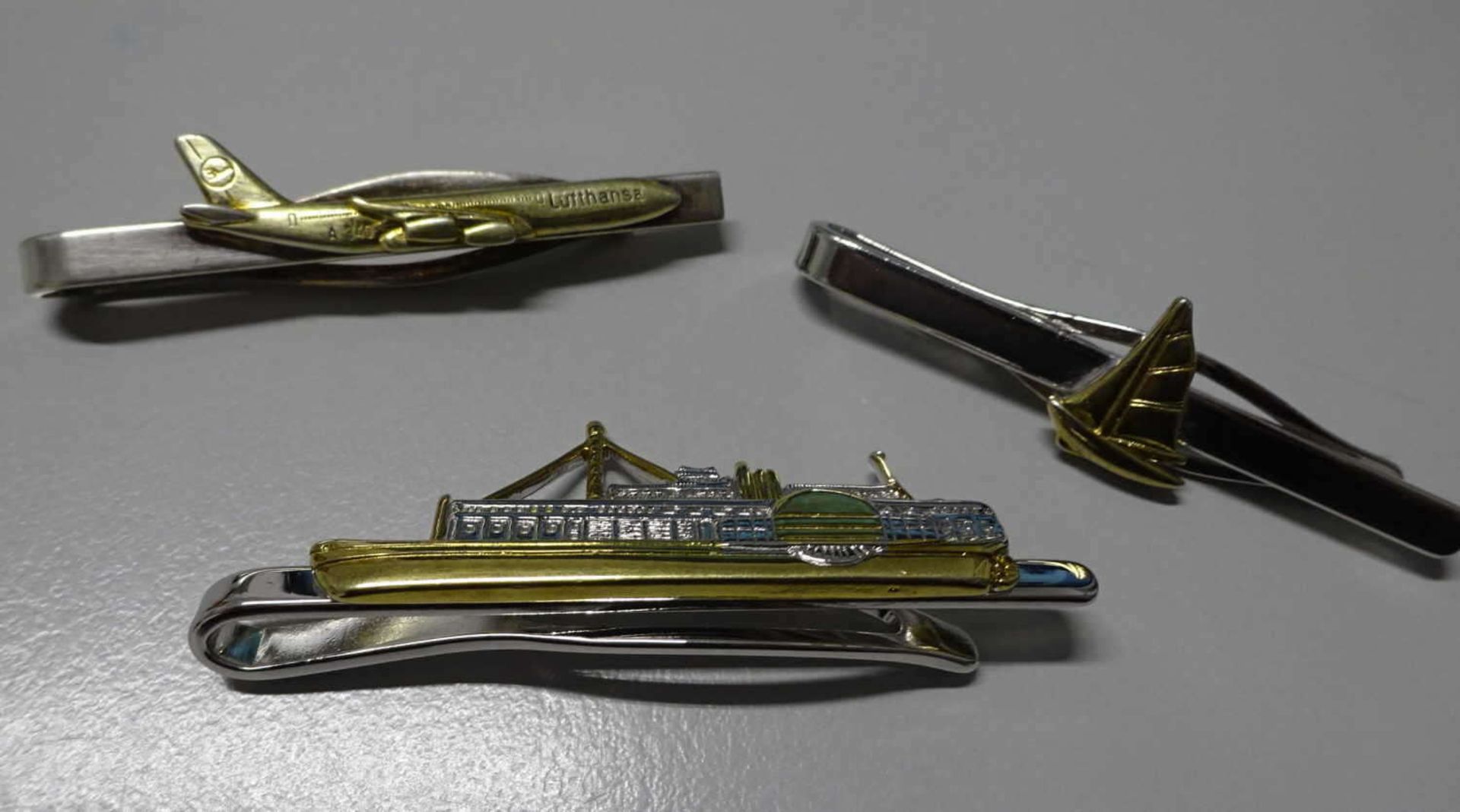 3 Krawattennadeln, Silber, 1x Segelboot, 1x Flugzeug, 1x Schaufelraddampfer. Teilweise vergoldet.
