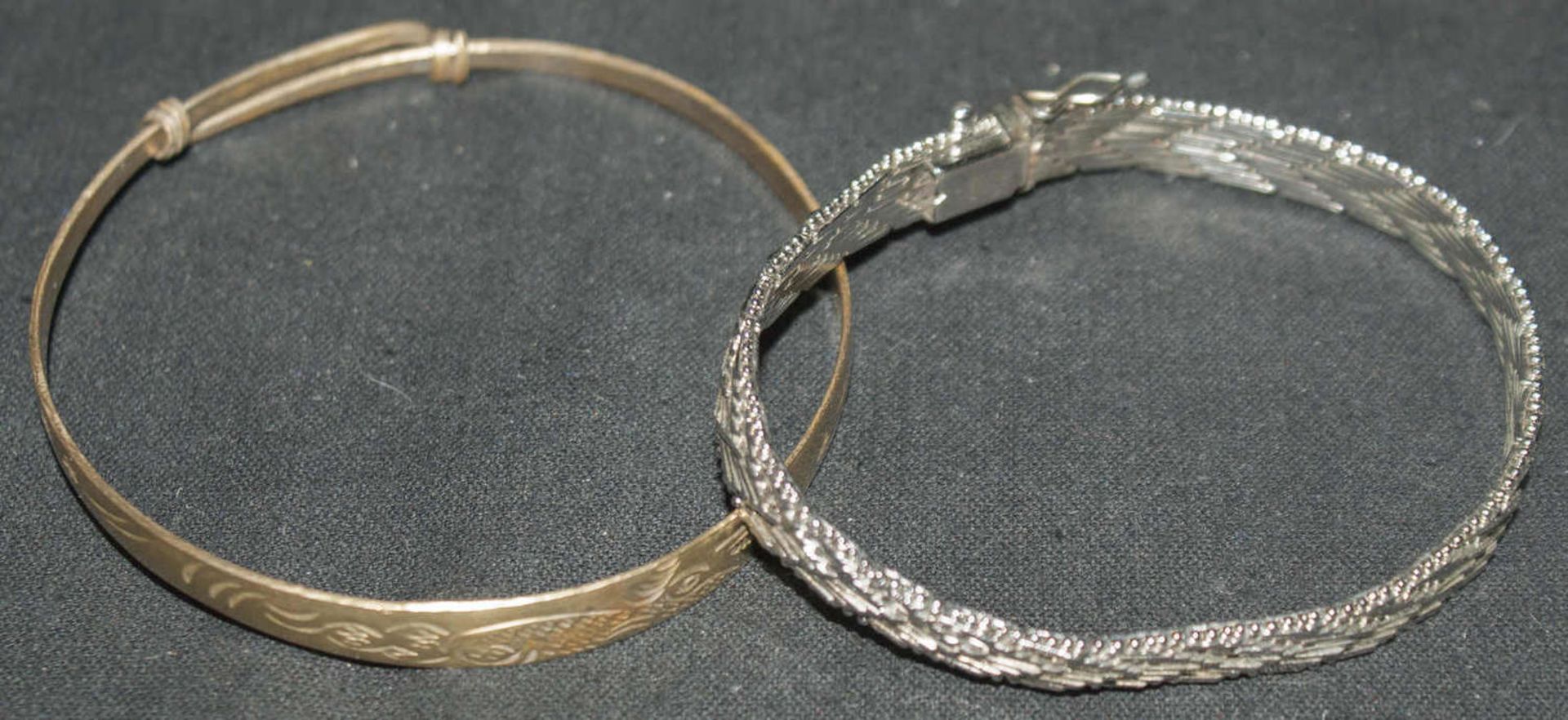 1 Armreif Silber vergoldet, sowie 1 Armband in Silber. Gewicht ca. 28g.1 bangle silver plated, as