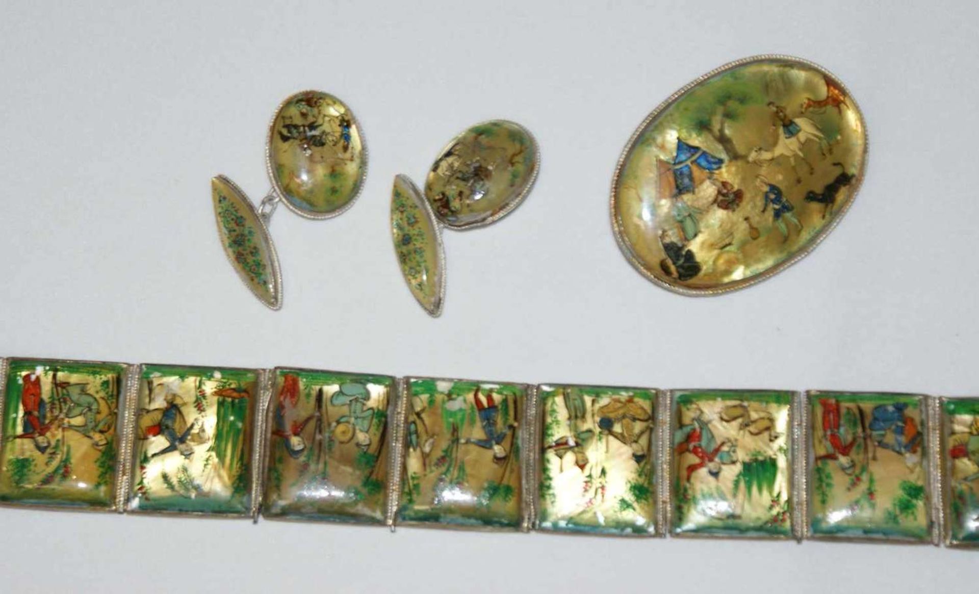 asiatisches Schmuckset, bestehend aus 1 Armband, Länge ca. 20 cm, 1 Brosche, sowie 1 Paar - Bild 2 aus 2