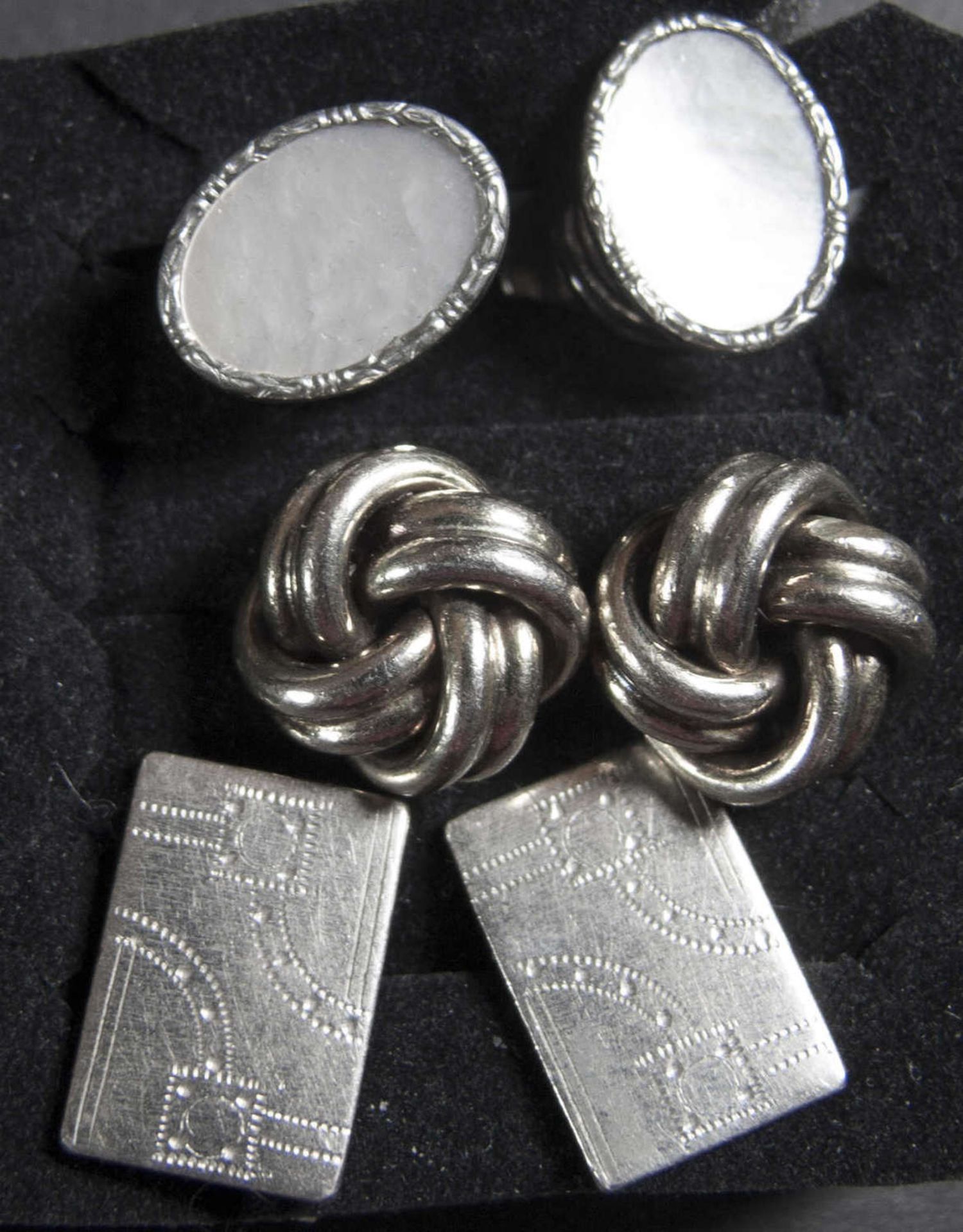 Drei Paar Damen - Manschetten - Knöpfe. 1 x perlmuttfarbig, 1 x in Knotenform und 1 x fein