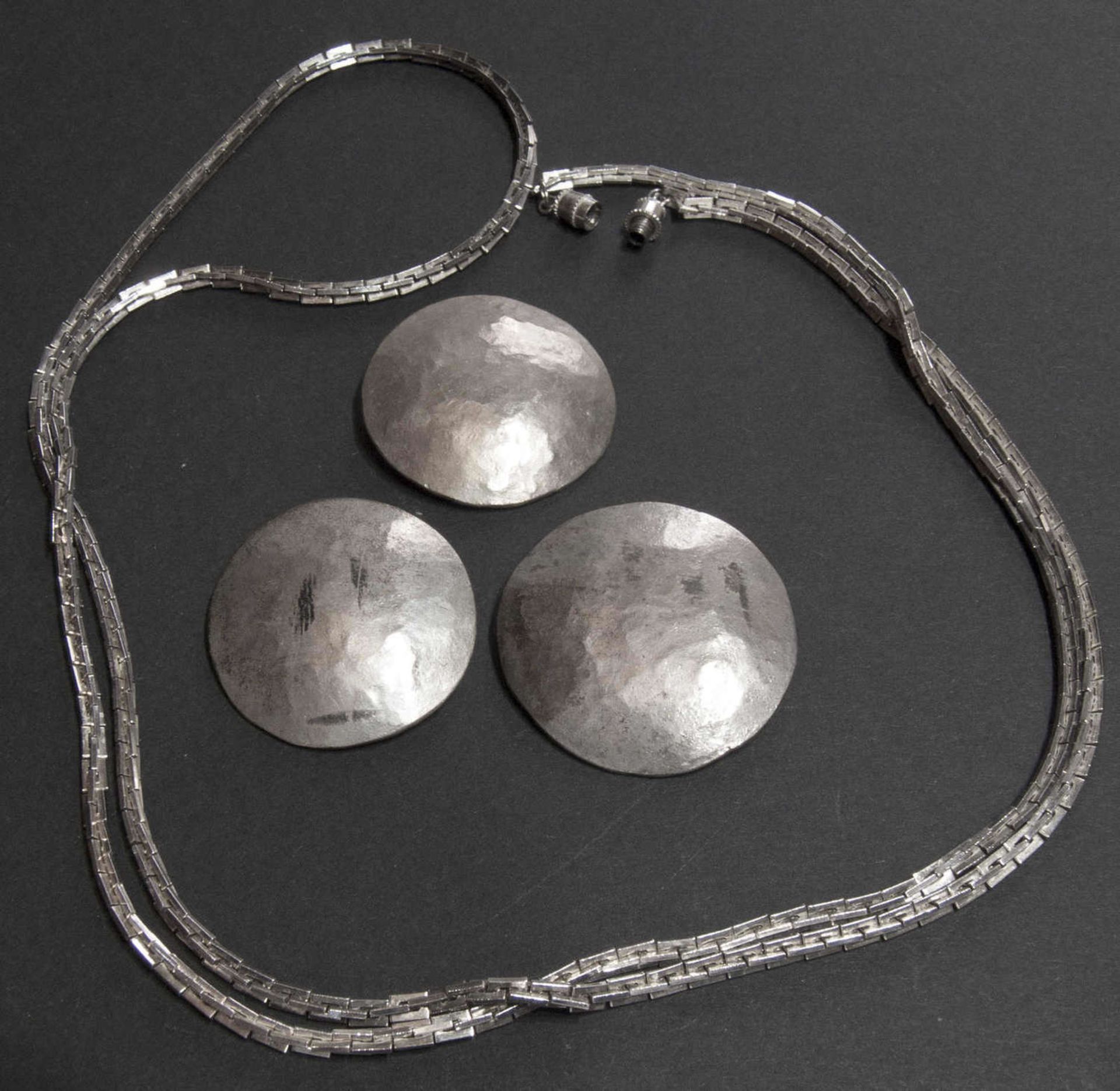 Konvolut Silber - Broschen in Hammerschlag - Optik. Gewicht: ca. 43,1 g. Dazu eine versilberte