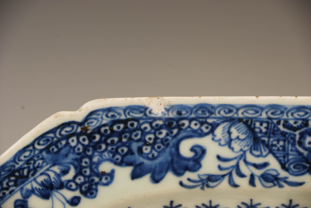 A Chinese porcelain blue and white octagonal shaped meat plate, Qing Dynasty, decorated with - Image 5 of 6