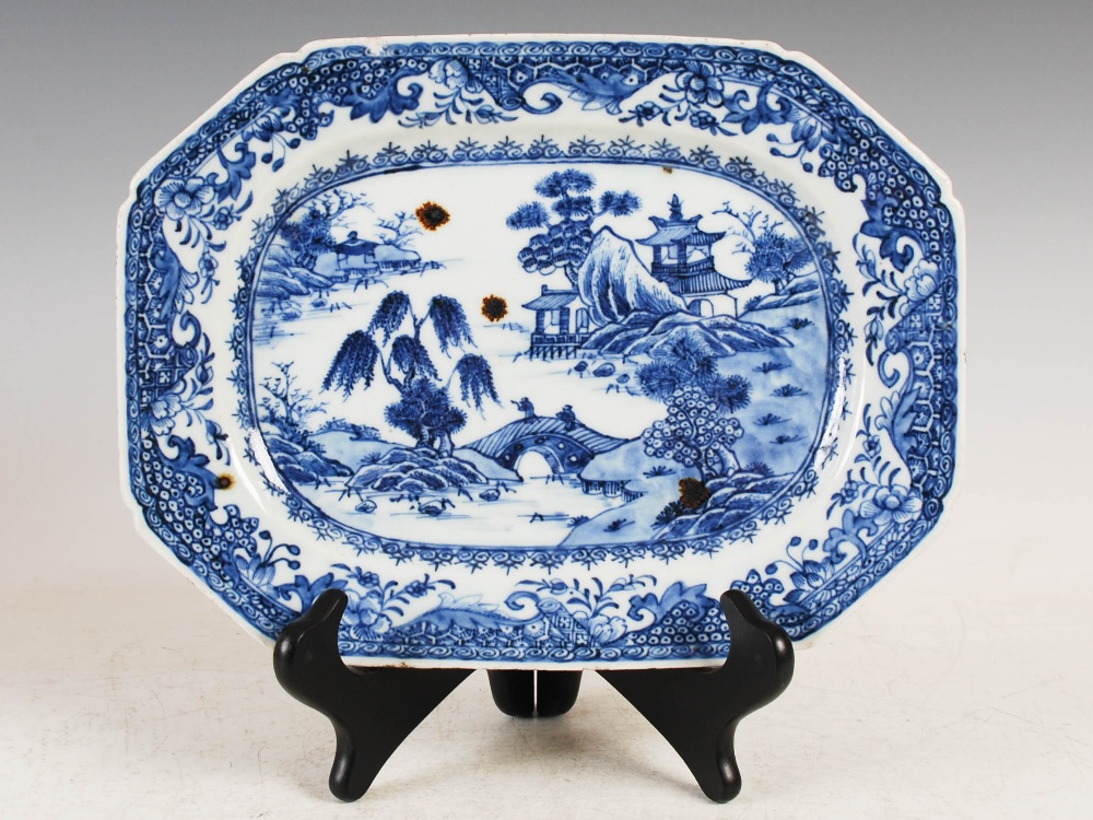 A Chinese porcelain blue and white octagonal shaped meat plate, Qing Dynasty, decorated with