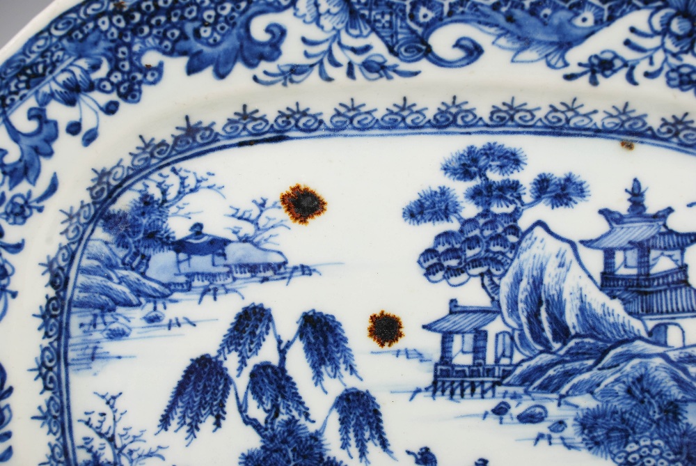 A Chinese porcelain blue and white octagonal shaped meat plate, Qing Dynasty, decorated with - Image 3 of 6
