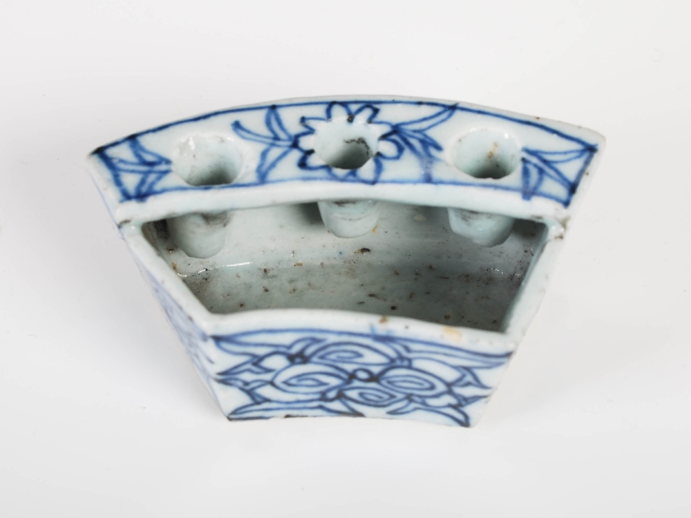 A Chinese porcelain crescent shaped brush washer, Qing Dynasty, 8cm wide x 3.5cm high x 4.5cm deep. - Image 5 of 7