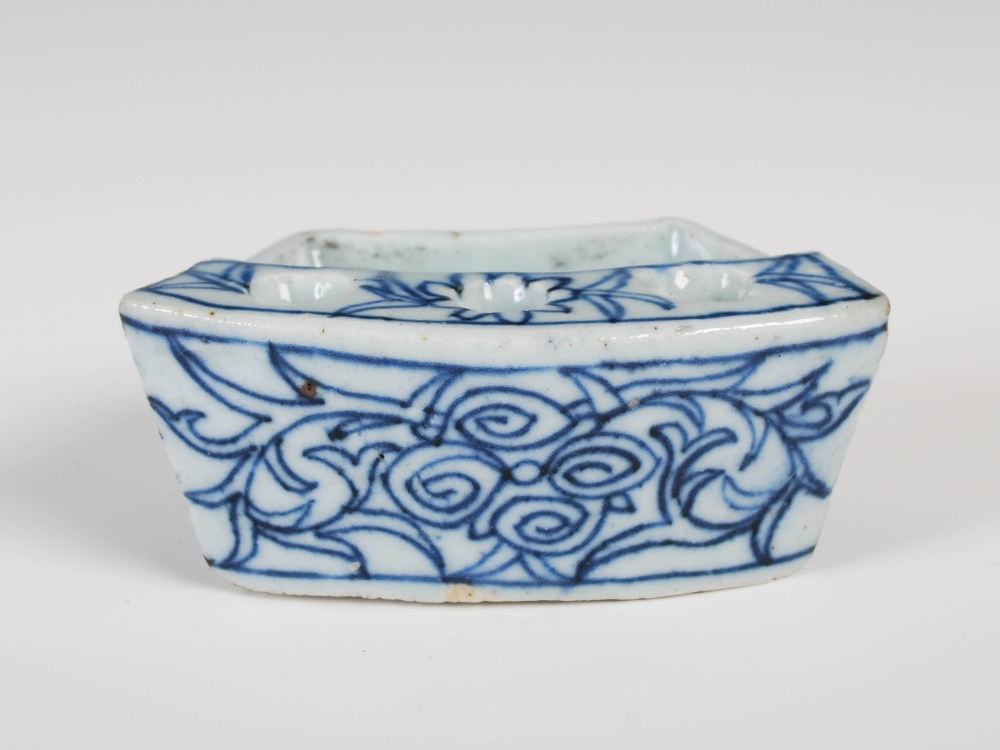 A Chinese porcelain crescent shaped brush washer, Qing Dynasty, 8cm wide x 3.5cm high x 4.5cm deep. - Image 6 of 7