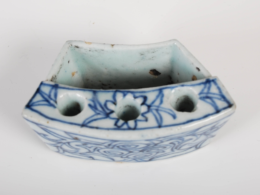 A Chinese porcelain crescent shaped brush washer, Qing Dynasty, 8cm wide x 3.5cm high x 4.5cm deep. - Image 7 of 7