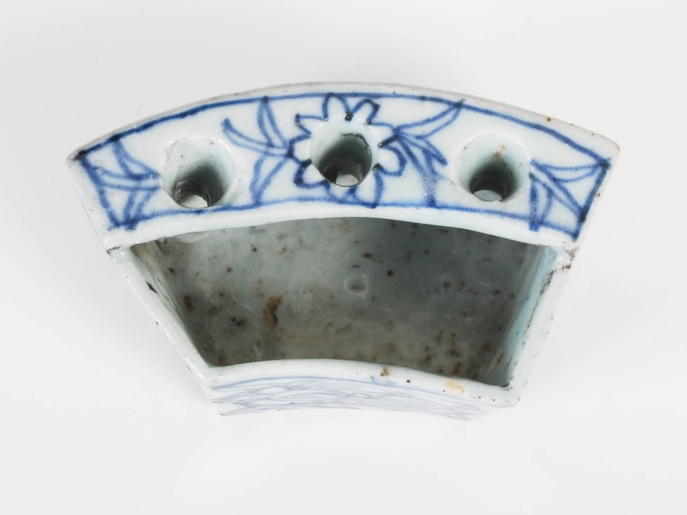 A Chinese porcelain crescent shaped brush washer, Qing Dynasty, 8cm wide x 3.5cm high x 4.5cm deep. - Image 3 of 7