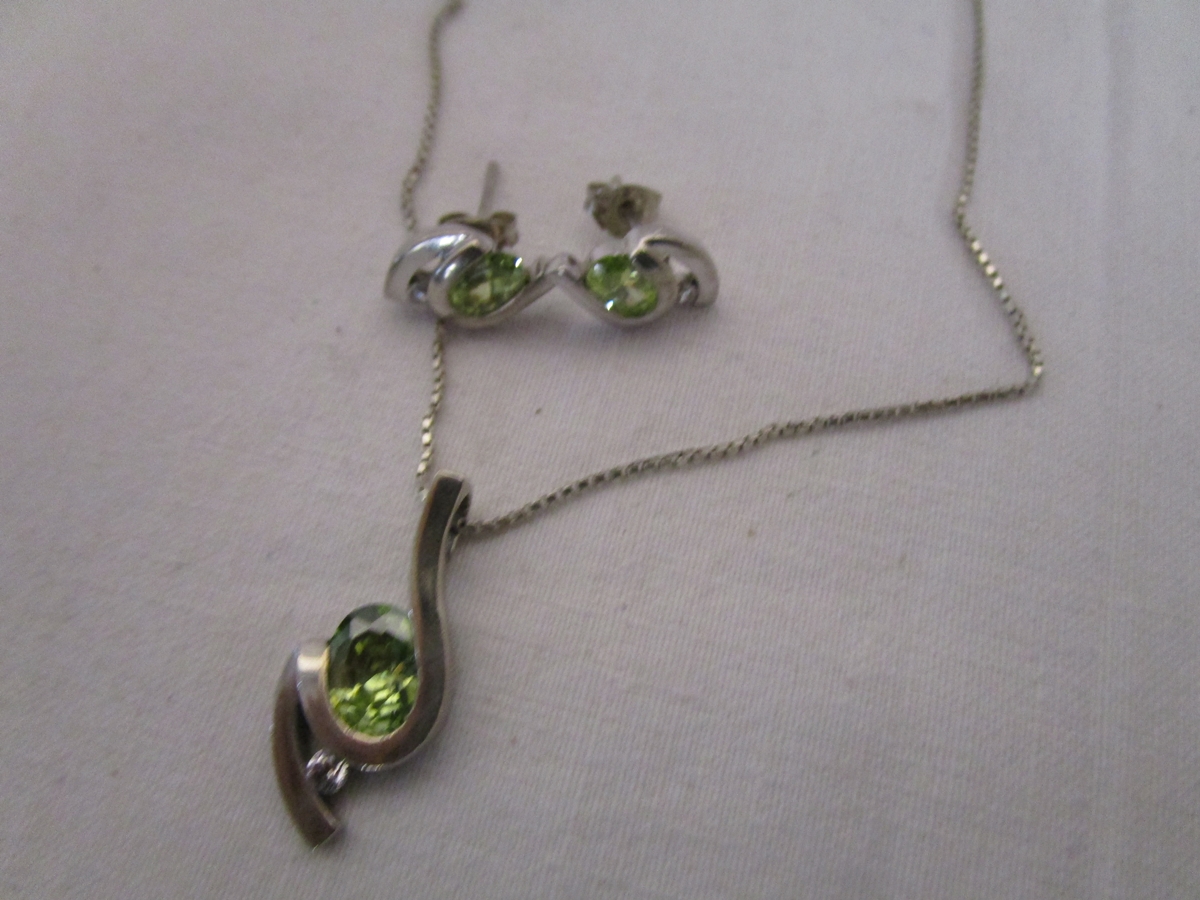 Silver pendant & chain with matching earrings