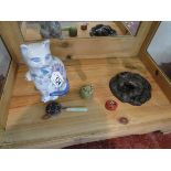 Small collection of Oriental themed collectables