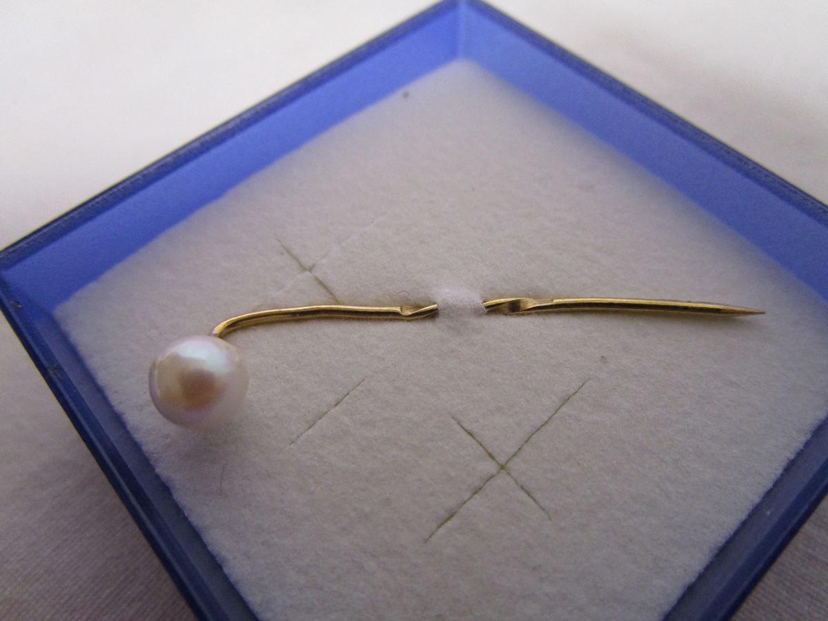 Gold stick pin with cultured pearl