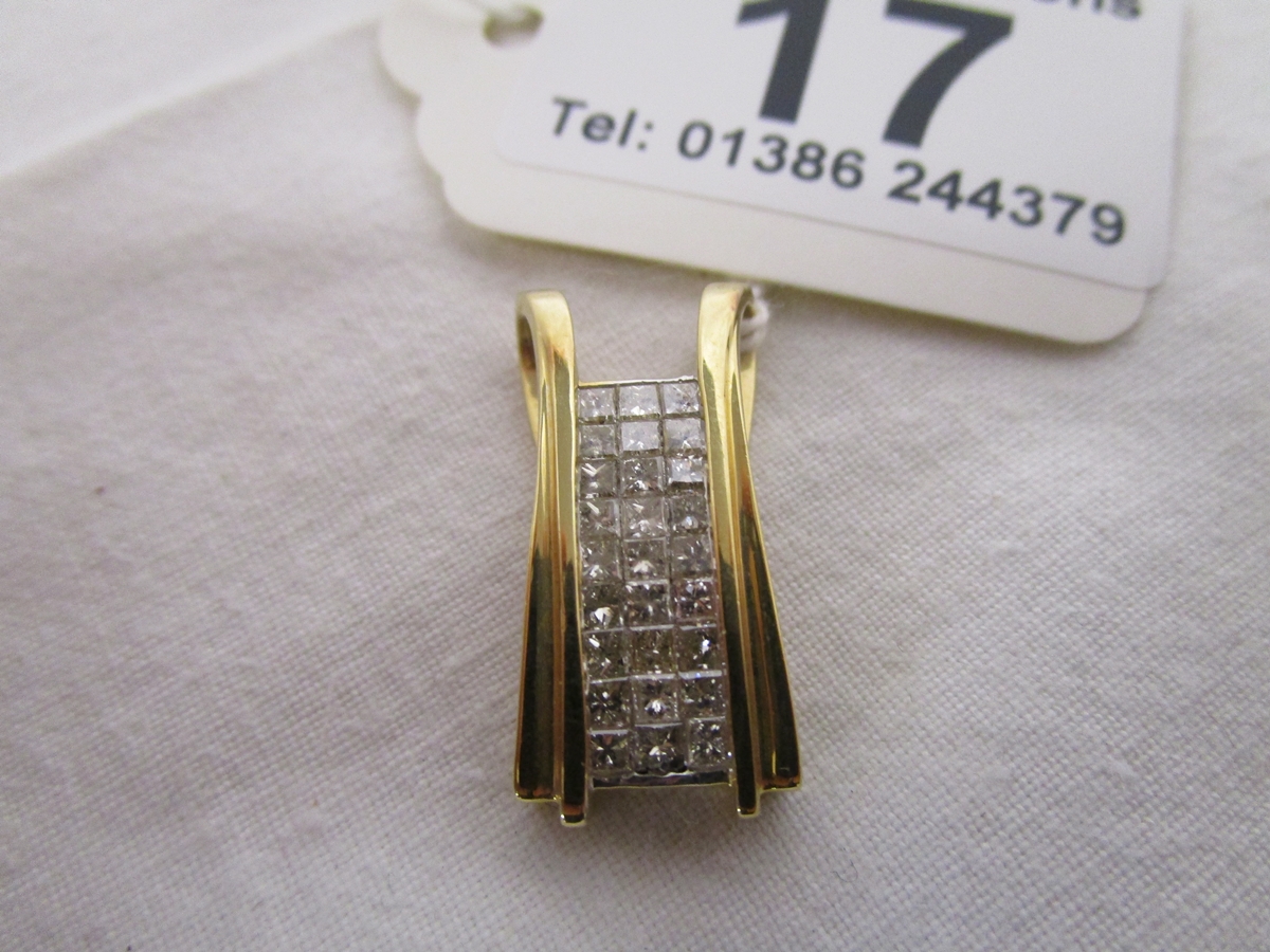 14ct gold pendant with 27 diamonds