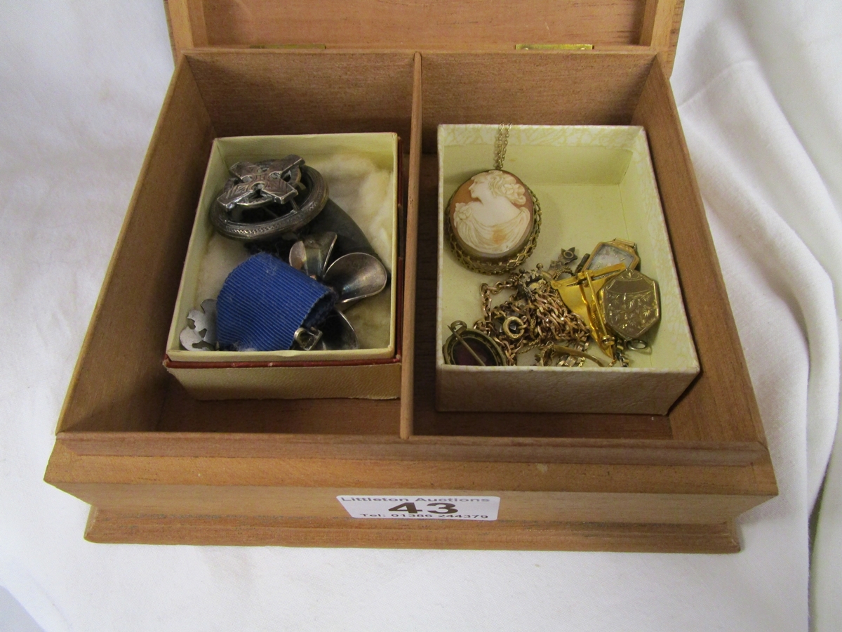 Box of various jewellery to include gold