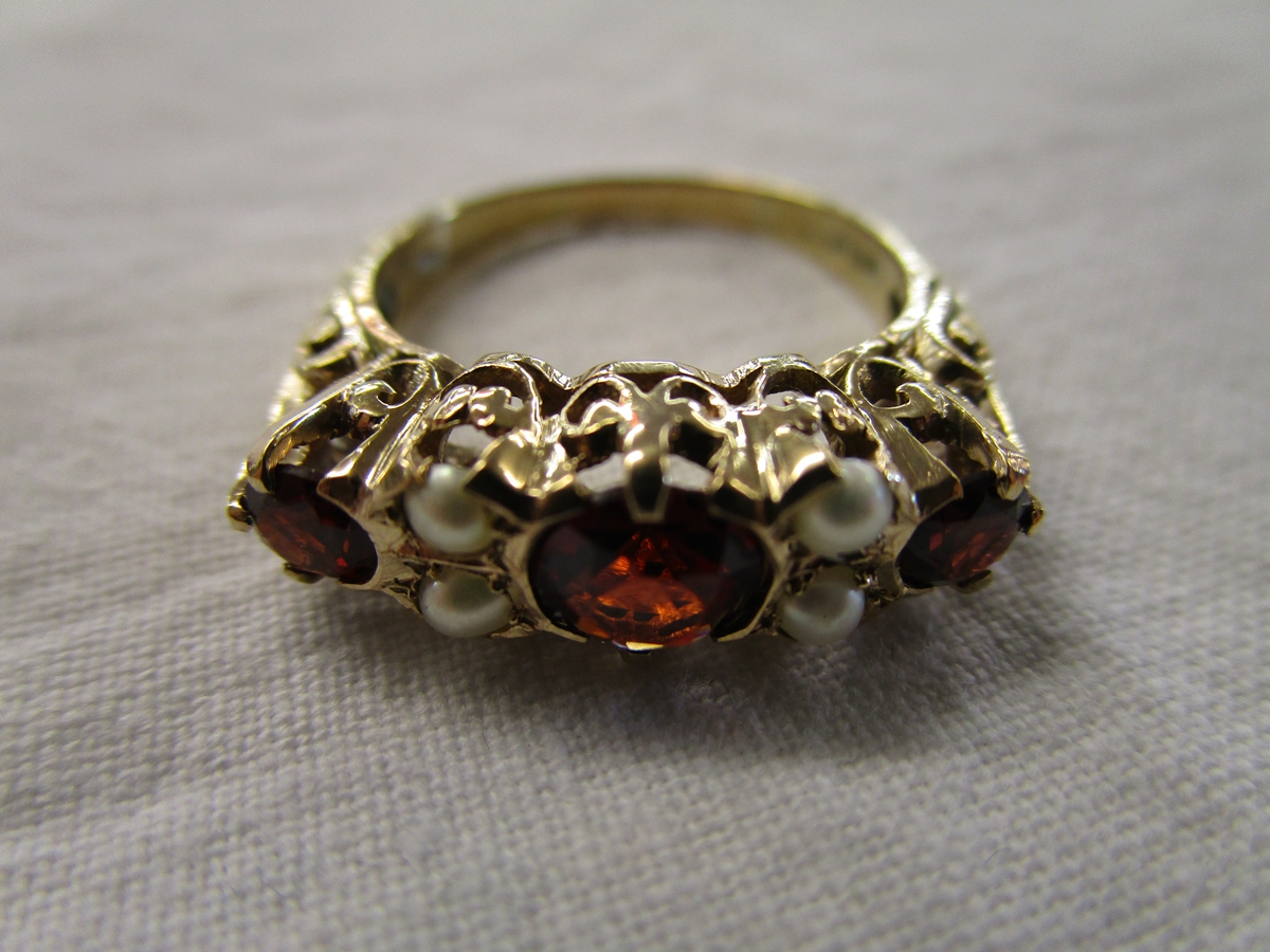 Gold garnet & pearl set ring