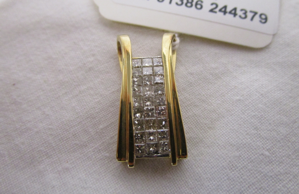 14ct gold pendant with 27 diamonds