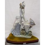 Large Lladro figurine - 'Baby's Outing'