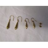 2 pairs of gold earrings - Approx 1.9g