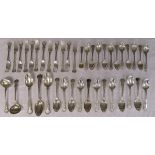 Collection of silver flatware in the Kings pattern, approx 2.5KG