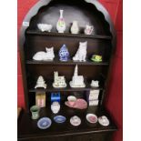 Shelf of collectables to include boxed Wedgwood, Aynsley & Coalport