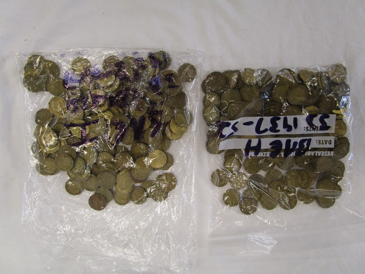 Coins - Tub and tins to include large quantity of threepenny bits etc