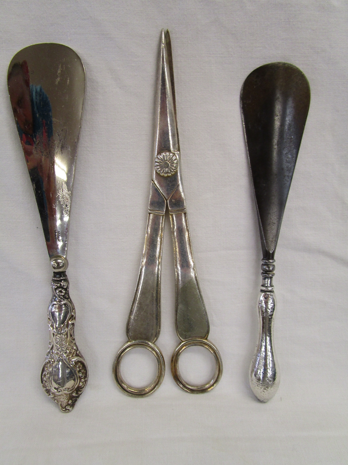 2 silver handled shoe horns together with Mappin and Webb Princess Plate scissors