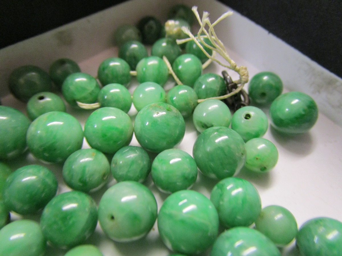 Jade beaded necklace, bracelet etc - Image 9 of 11