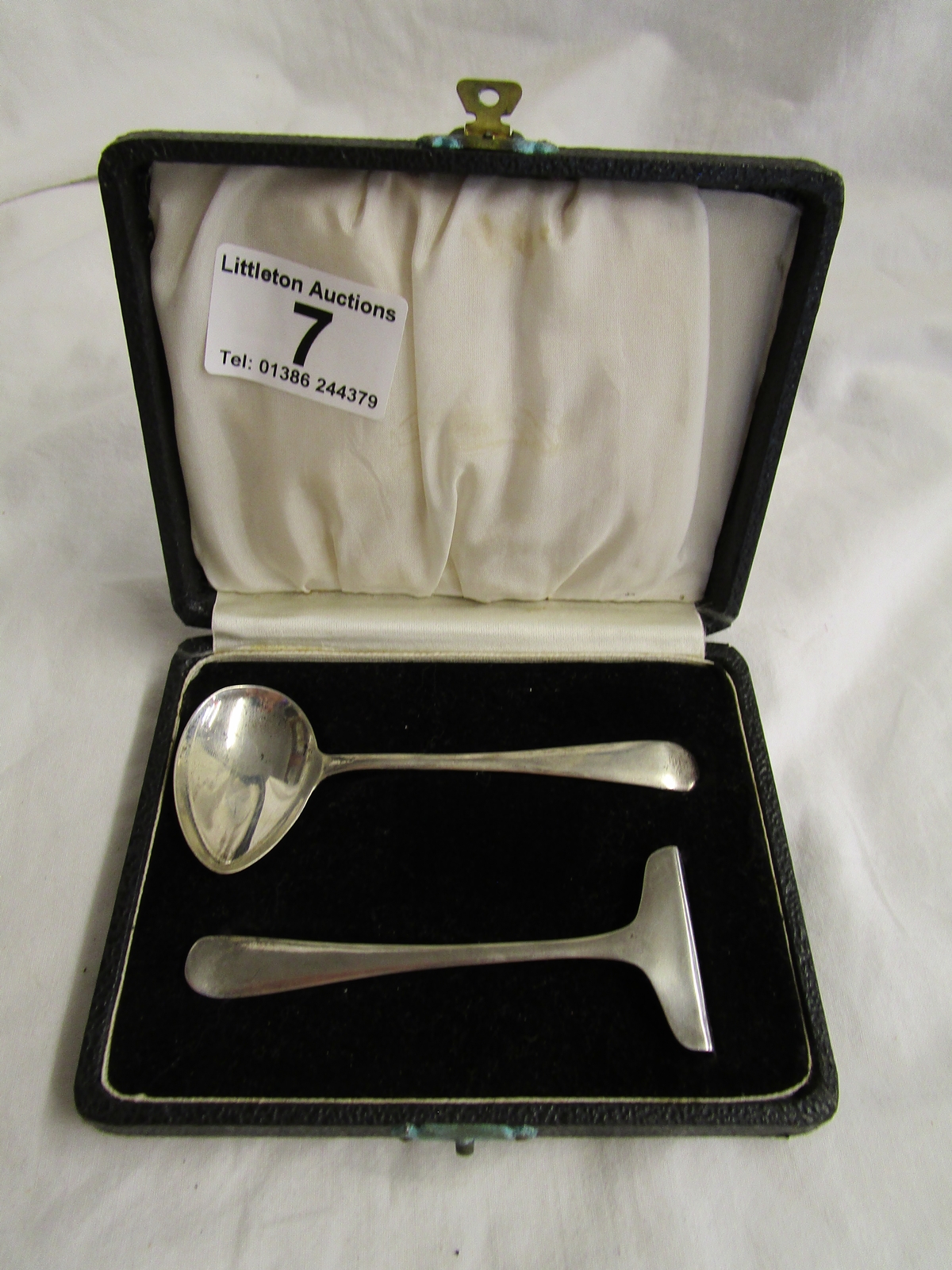 Cased silver child's pusher set - Sheffield hallmark for maker Edward Viner circa 1928