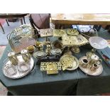 Collection of brass & copper to include brass trivets etc