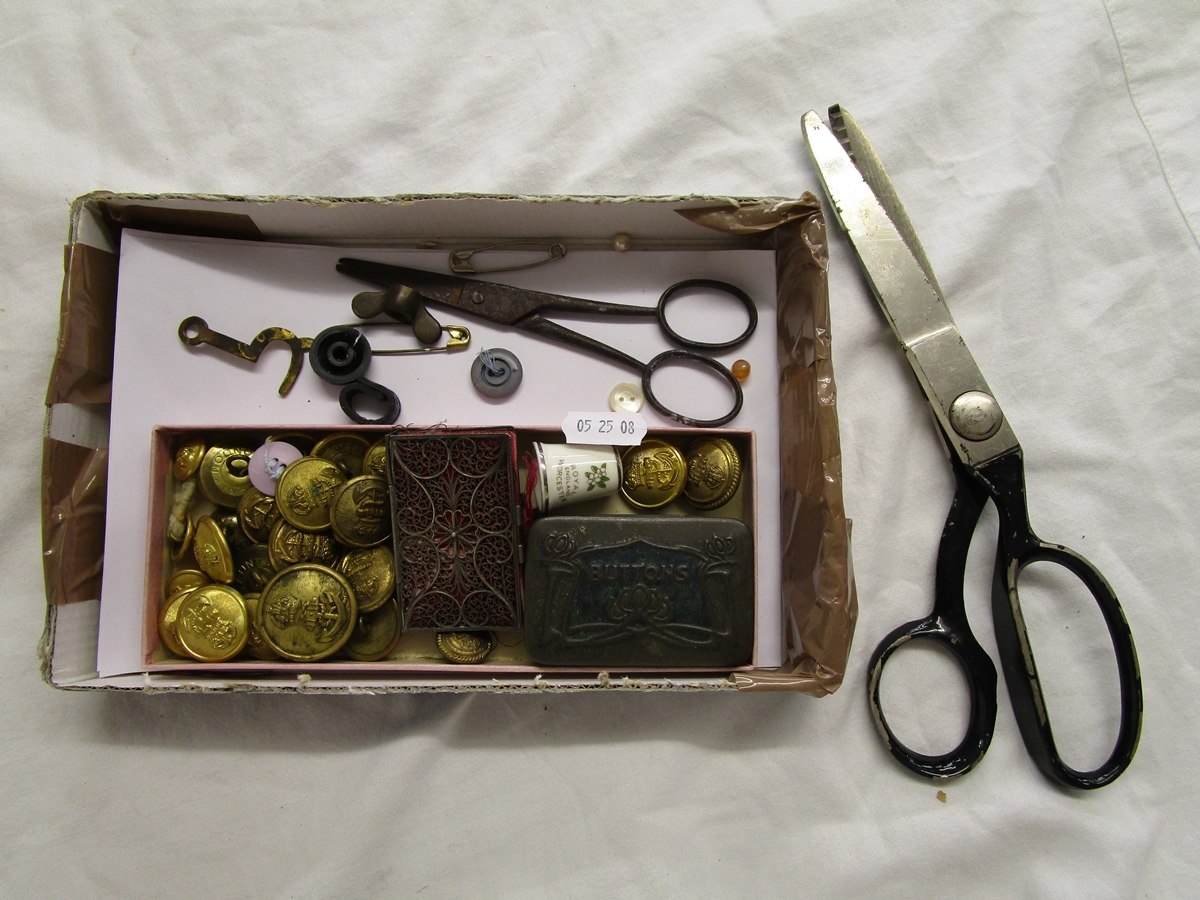 Tray of collectables to include military buttons & pinking shears