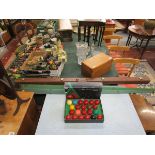 Collection of vintage snooker cues & cased balls