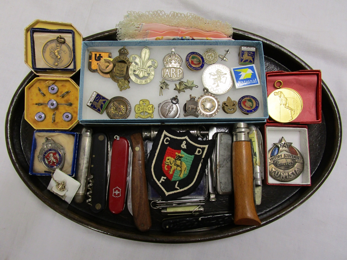 Oak tray to include pocket knives, military badges etc