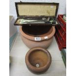 2 terracotta pots & boxed gardening saw