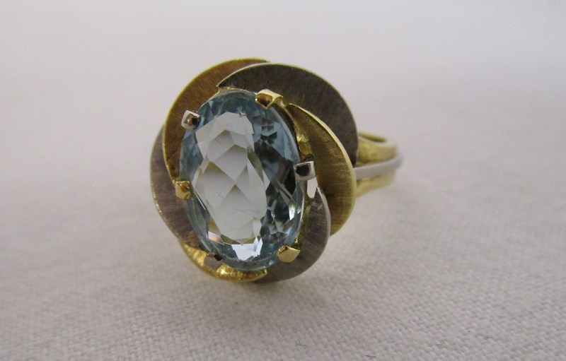 18ct gold aqua marine set ring