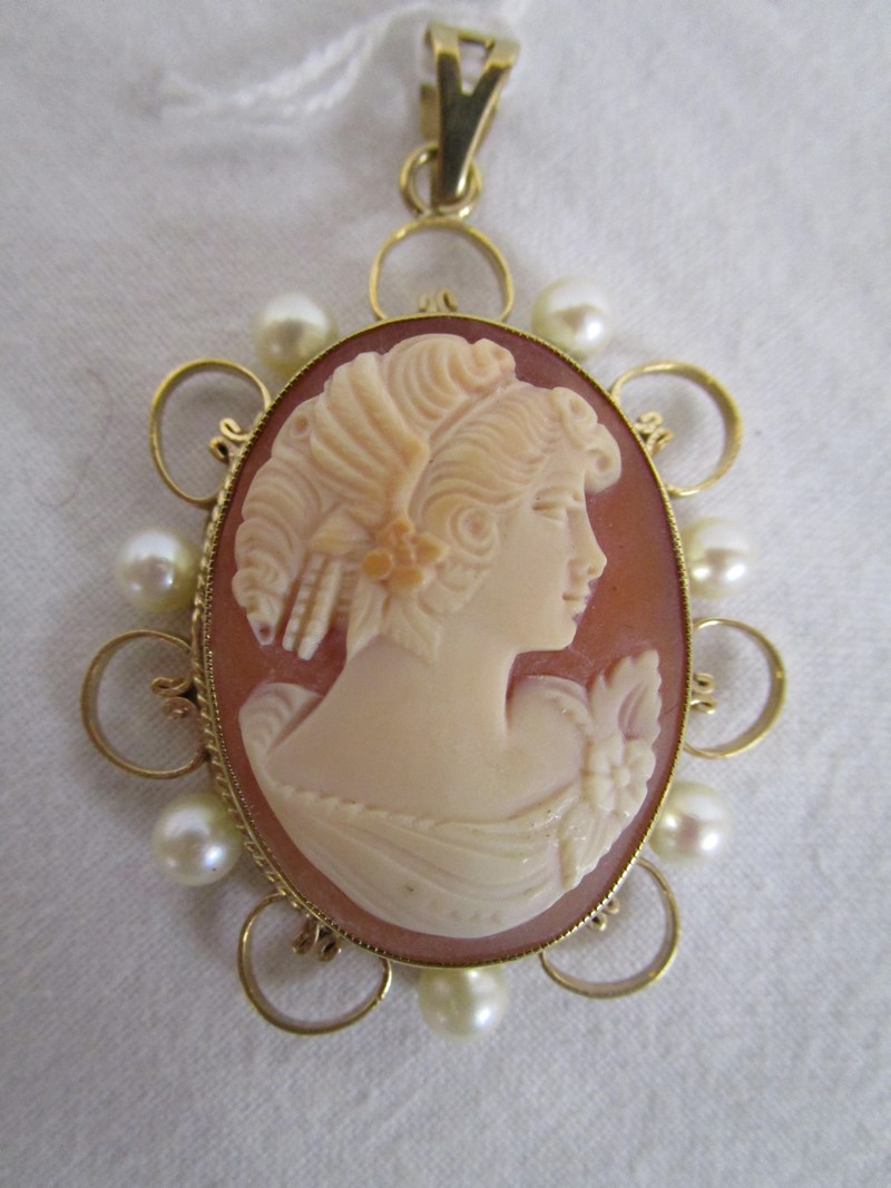 Gold & pearl mounted cameo pendant