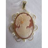 Gold & pearl mounted cameo pendant