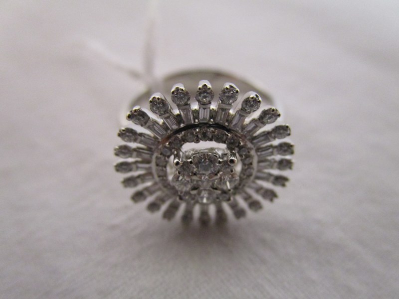 Extremely pretty 18ct white gold diamond cluster ring - Image 2 of 2