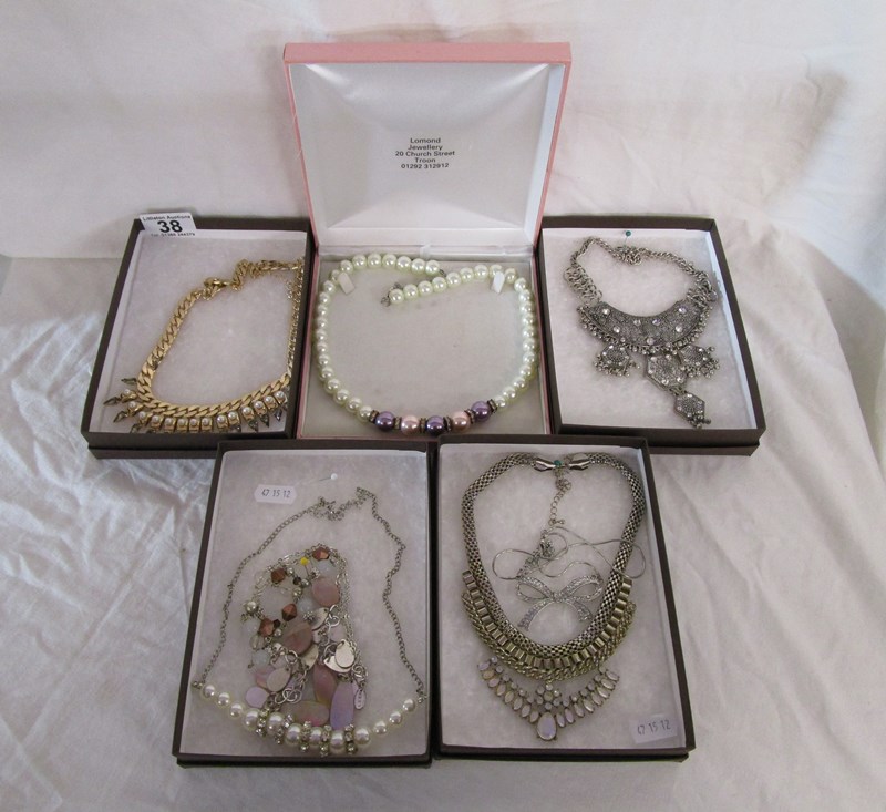 7 pieces of costume jewellery