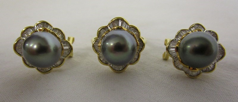 18ct gold baguette diamond & black pearl set ring together with a matching pair of earrings