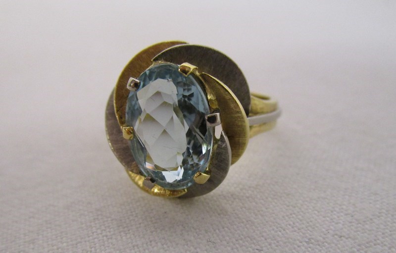 18ct gold aqua marine set ring = Ring is size O