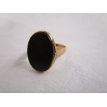 14ct gold signet ring set with black stone - Possibly hematite