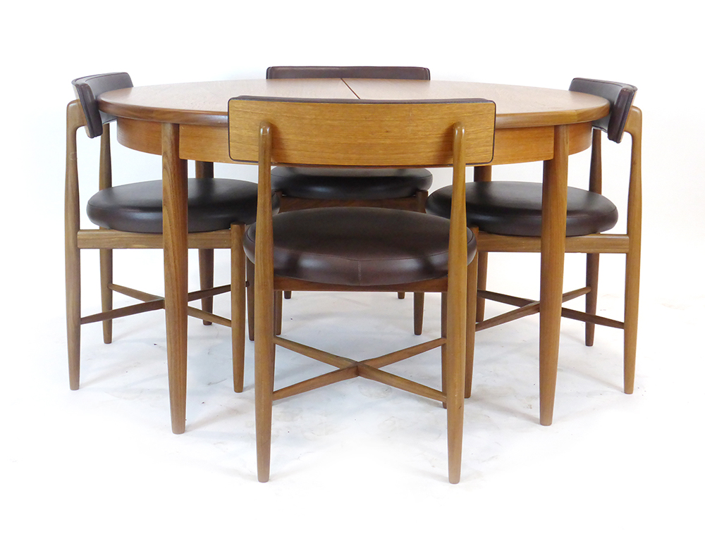 A G-Plan teak and crossbanded circular extending dining table, d.