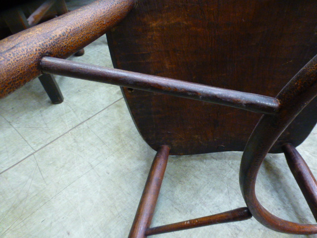 A 19th century oak and elm comb back Windsor chair with turned front legs and stretchers, h. - Image 4 of 8