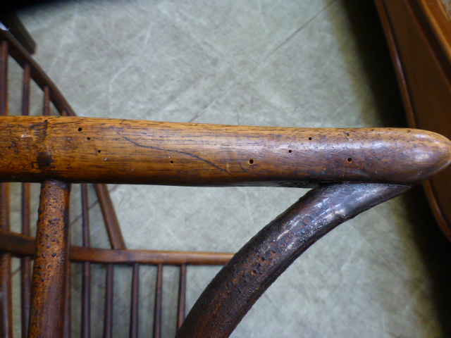 A 19th century oak and elm comb back Windsor chair with turned front legs and stretchers, h. - Image 5 of 8