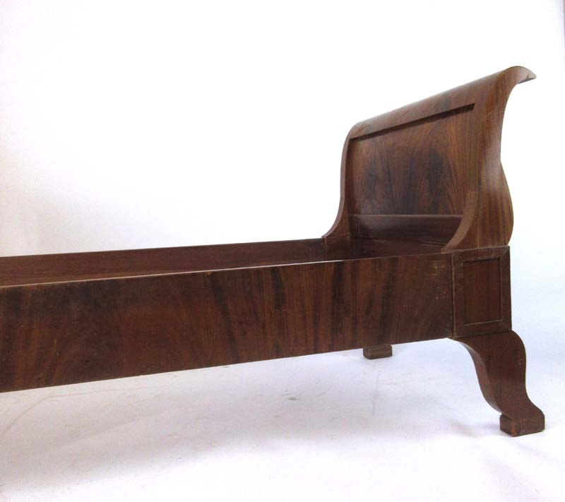An early 20th century flame mahogany Biedermeier style single bed, h. 92 cm, l. 215 cm, d. - Image 3 of 6
