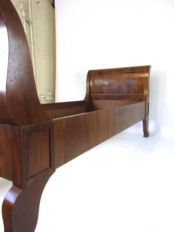An early 20th century flame mahogany Biedermeier style single bed, h. 92 cm, l. 215 cm, d. - Image 6 of 6