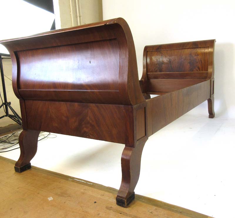 An early 20th century flame mahogany Biedermeier style single bed, h. 92 cm, l. 215 cm, d. - Image 5 of 6