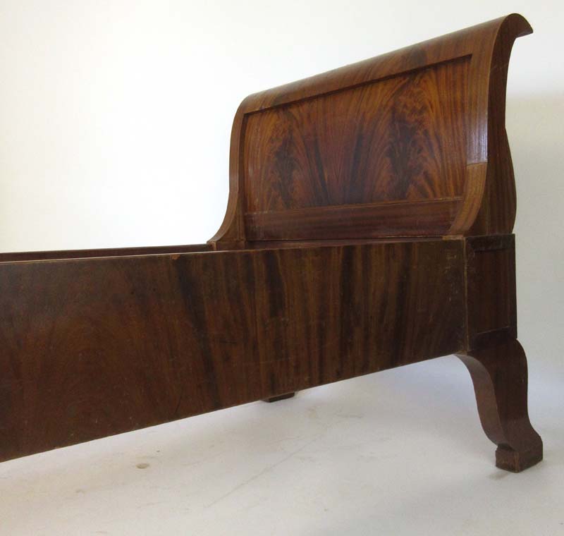 An early 20th century flame mahogany Biedermeier style single bed, h. 92 cm, l. 215 cm, d. - Image 2 of 6