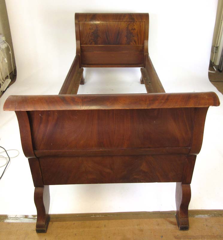 An early 20th century flame mahogany Biedermeier style single bed, h. 92 cm, l. 215 cm, d. - Image 4 of 6